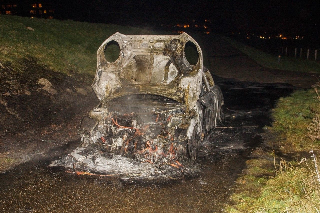 Auto brandt volledig uit in de Poortershaven
