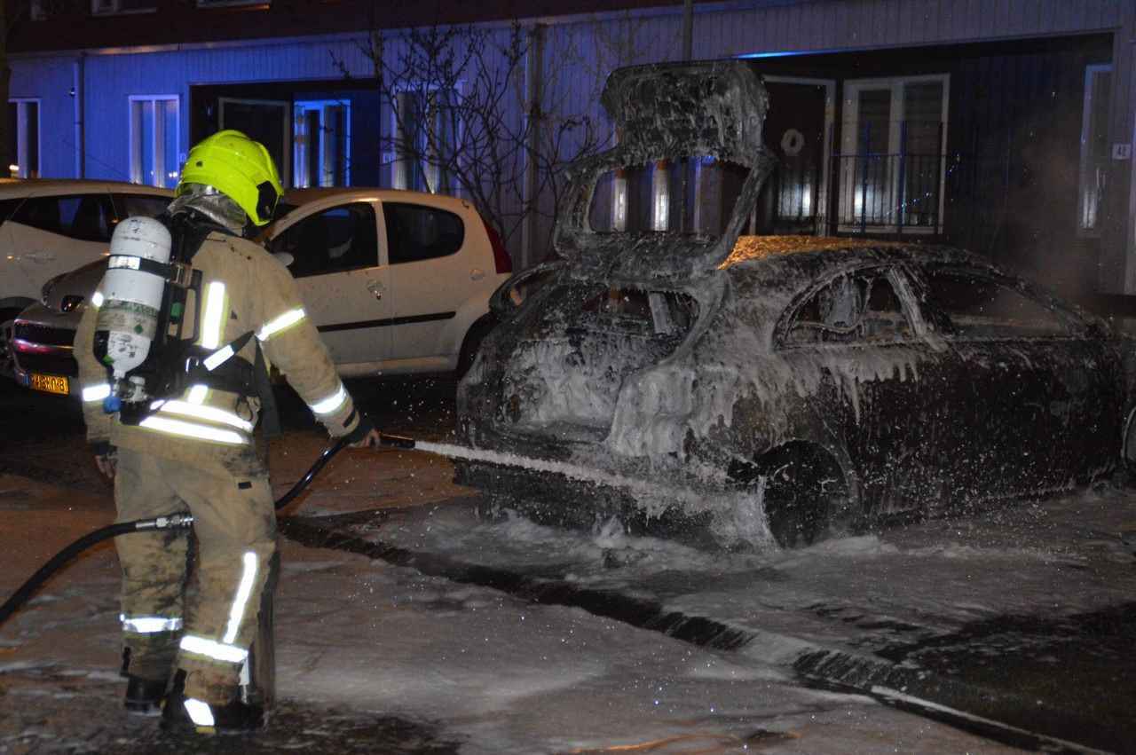 Auto volledig uitgebrand in Maassluis