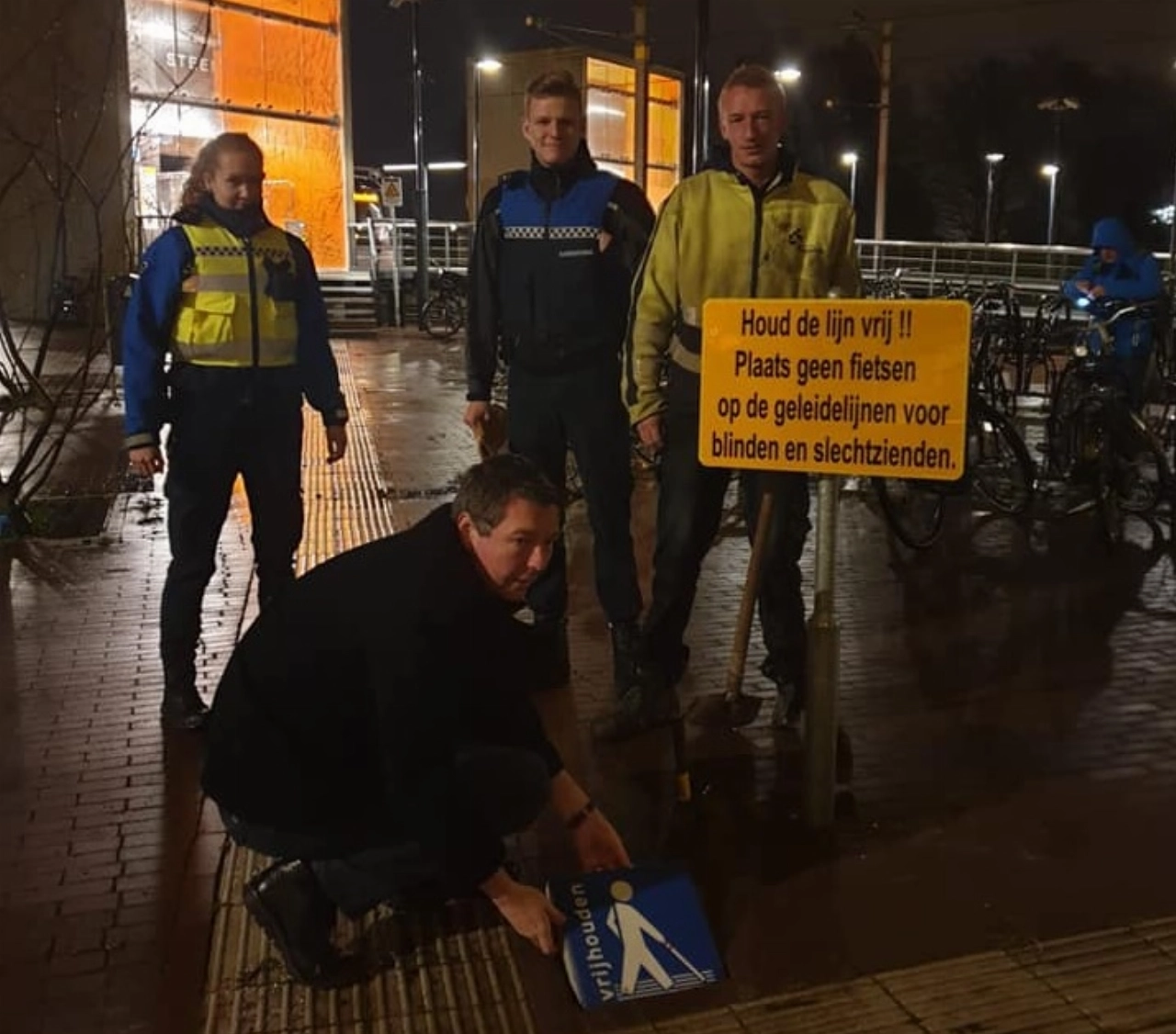 Wethouder plaatst stoeptegel voor vrijhouden geleidelijn