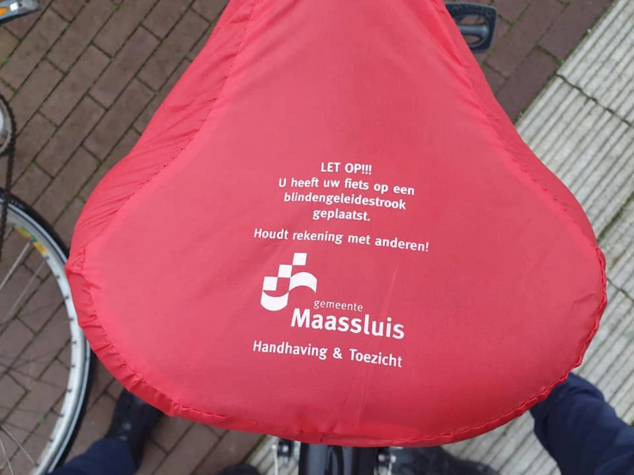 Handhaving haalt fietsen van geleidestrook