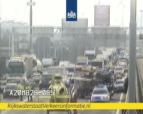 A20 bij Rotterdam dicht na ongeluk