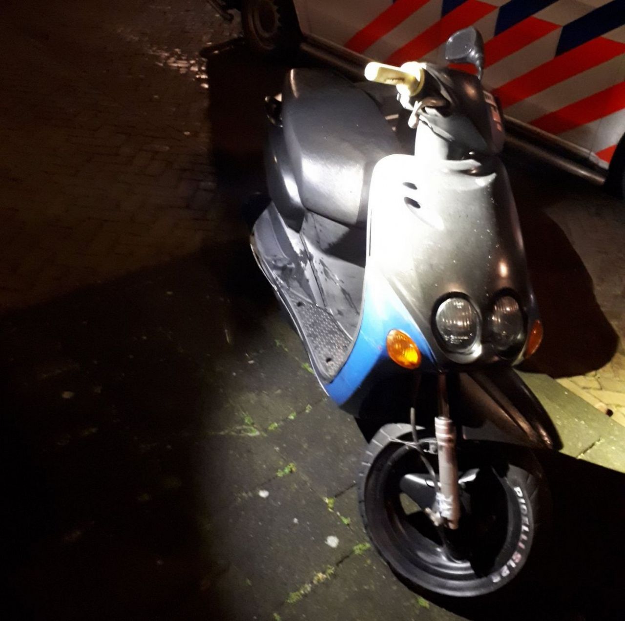Politie zoekt eigenaar van scooter zonder kentekenplaat