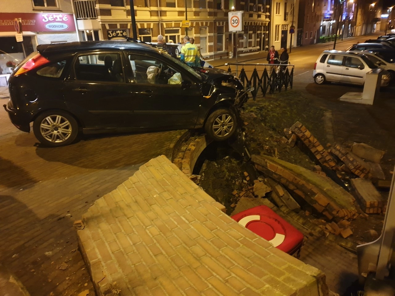 Automobilist ramt muur bij Koepaardbrug in Maassluis