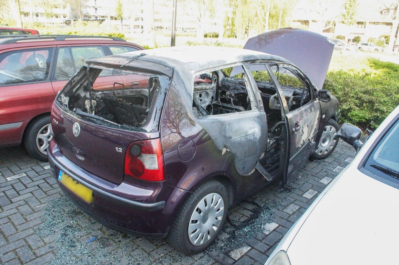 Auto volledig uitgebrand aan Jasmijnstraat
