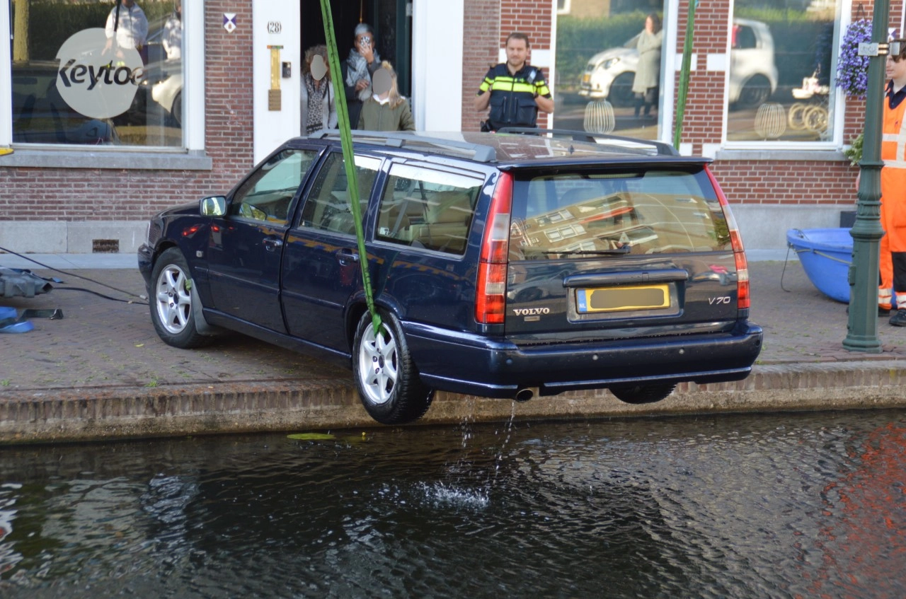 Auto rolt Zuidvliet in