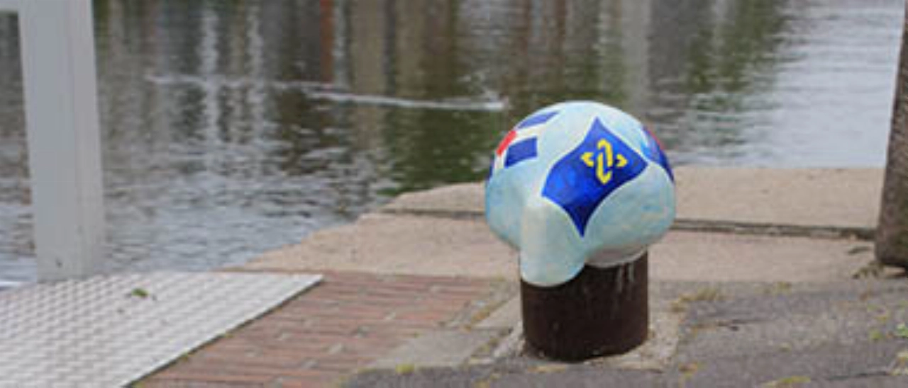 Kunstenaars maken van bolders kunststukjes