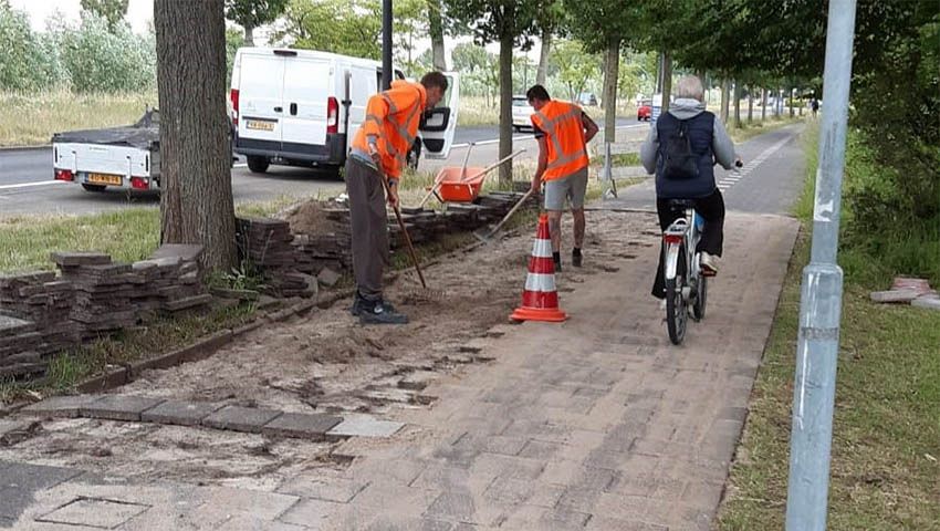 Gemeente pakt losliggende tegels fietspaden aan