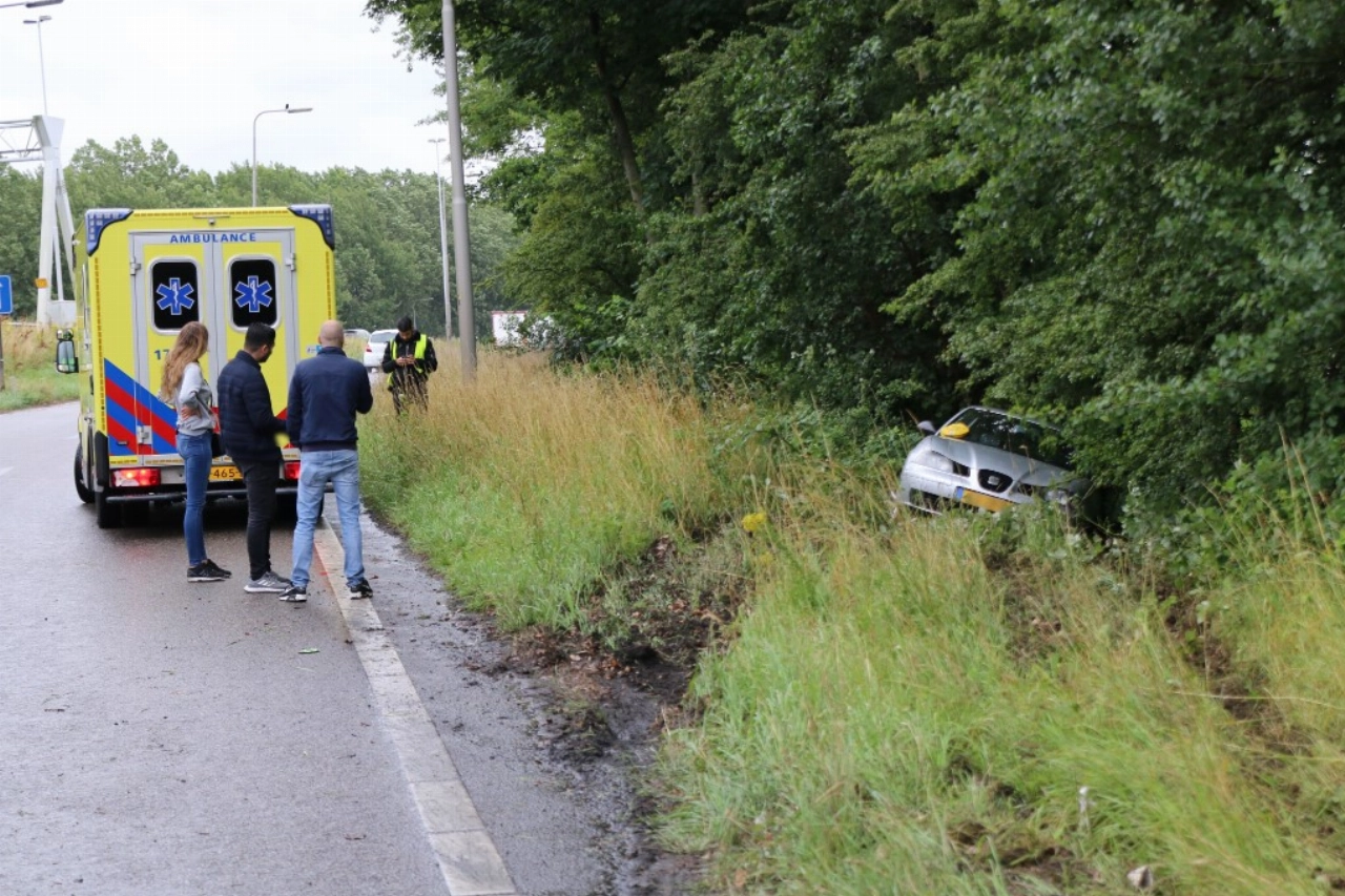 Auto rijdt in berm langs oprit A20
