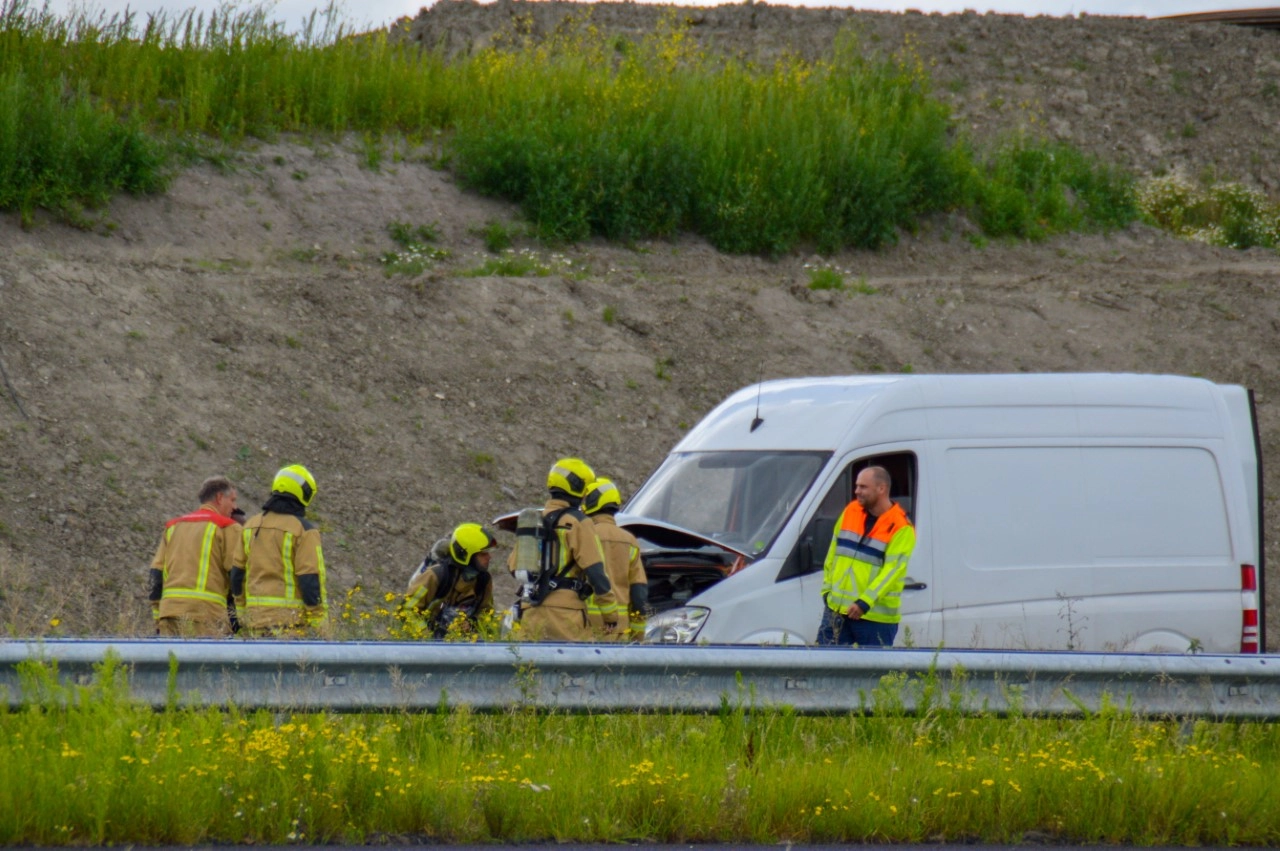 Brandweer rukt uit voor rokende auto op A20