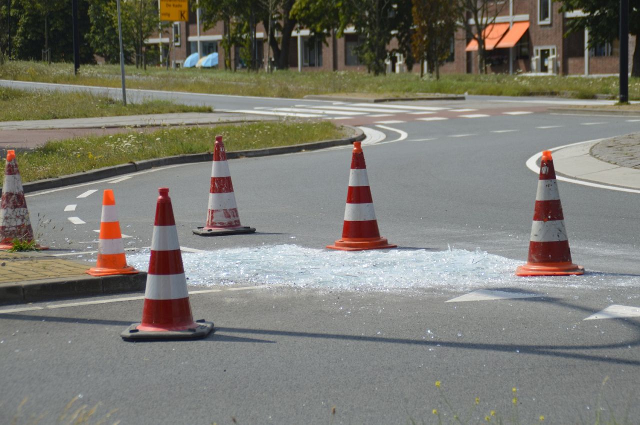 Vrachtwagen verliest meerdere glasplaten op rotonde