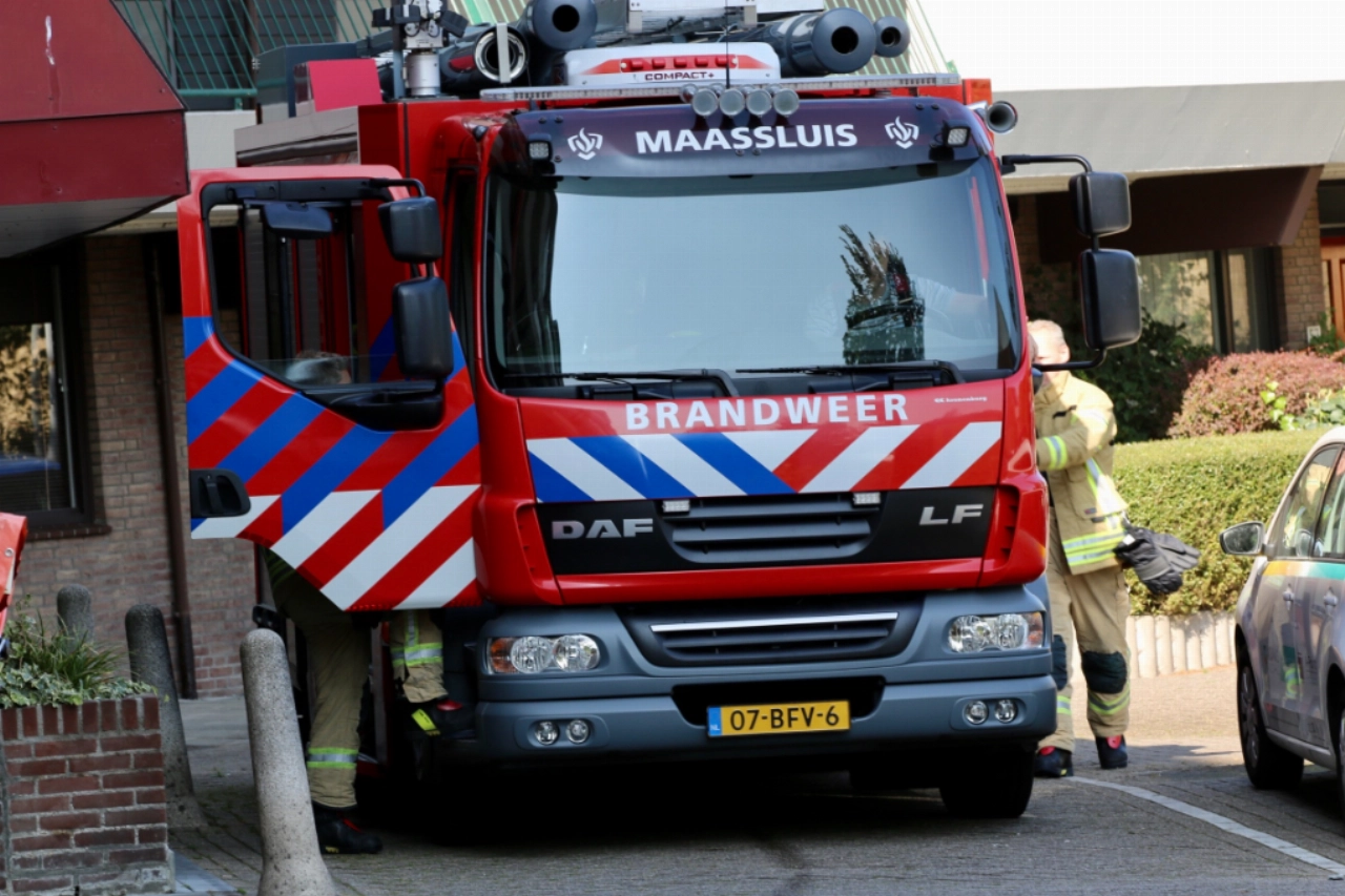 Bewoner hulpeloos op de grond, brandweer breekt deur open