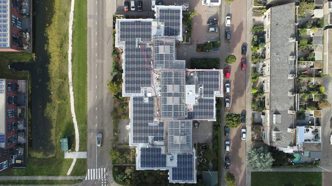 300 zonnepanelen op appartementencomplex Korhoenlaan