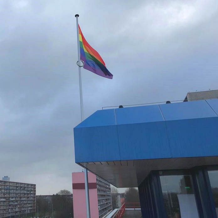 Regenboogvlag wappert op het stadhuis