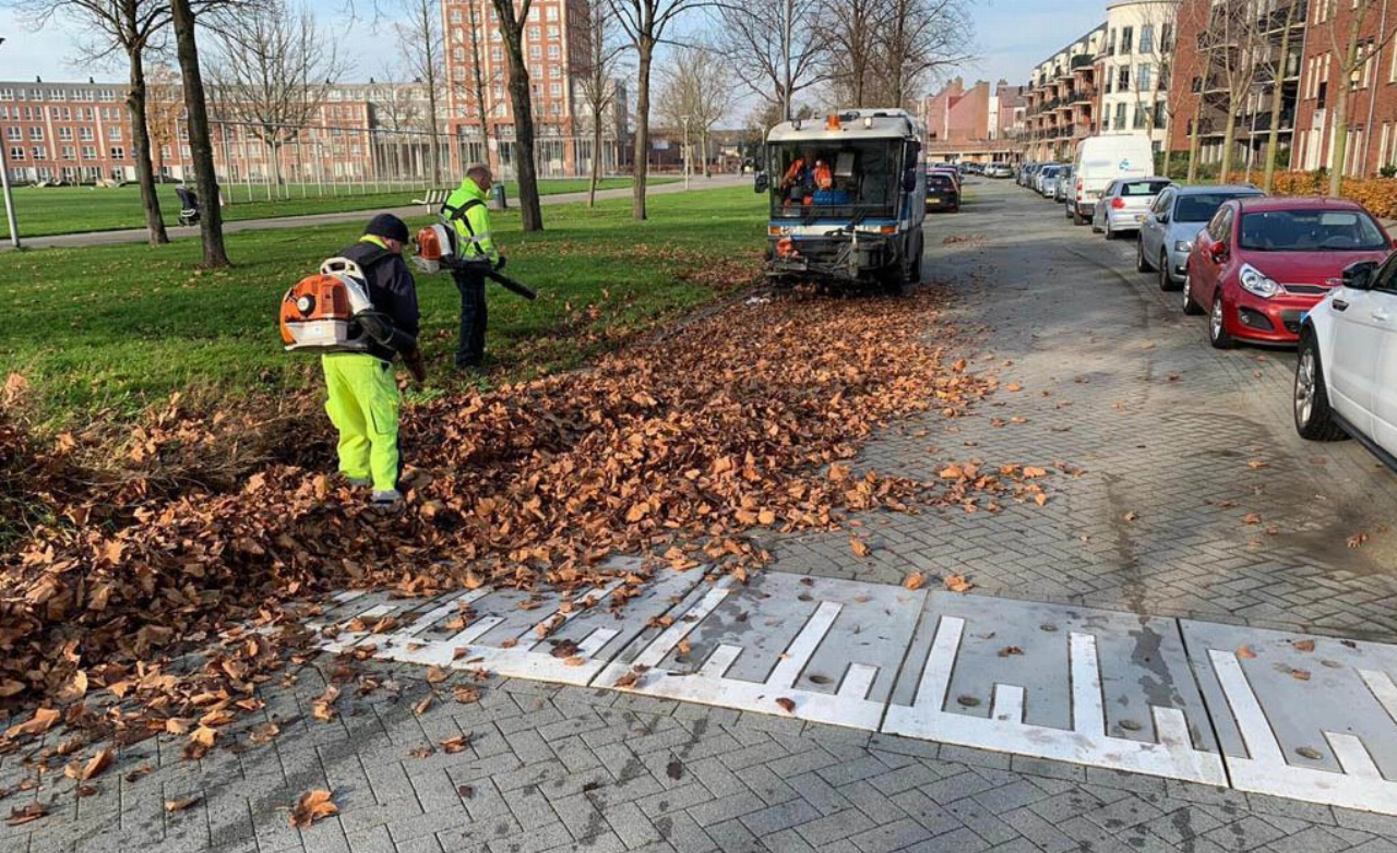 Stadsbedrijf ruimt bladafval op