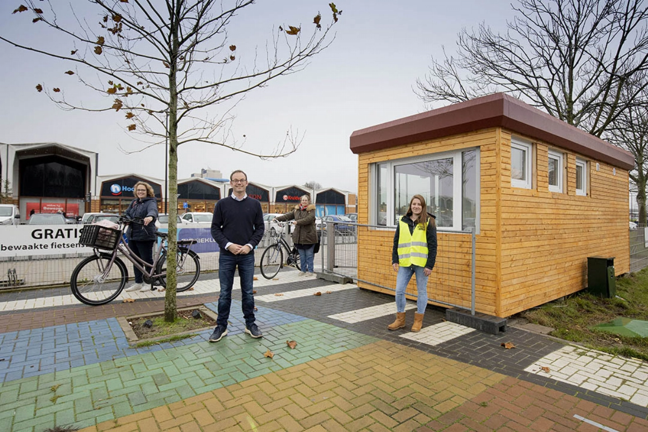 Bewaakte fietsenstalling Uiverlaan heropend