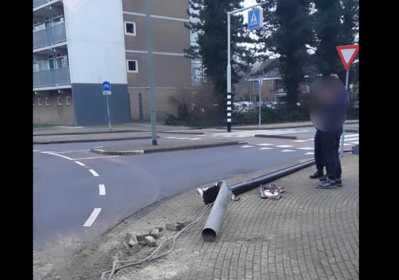 Vrachtwagen rijdt lantaarnpaal omver