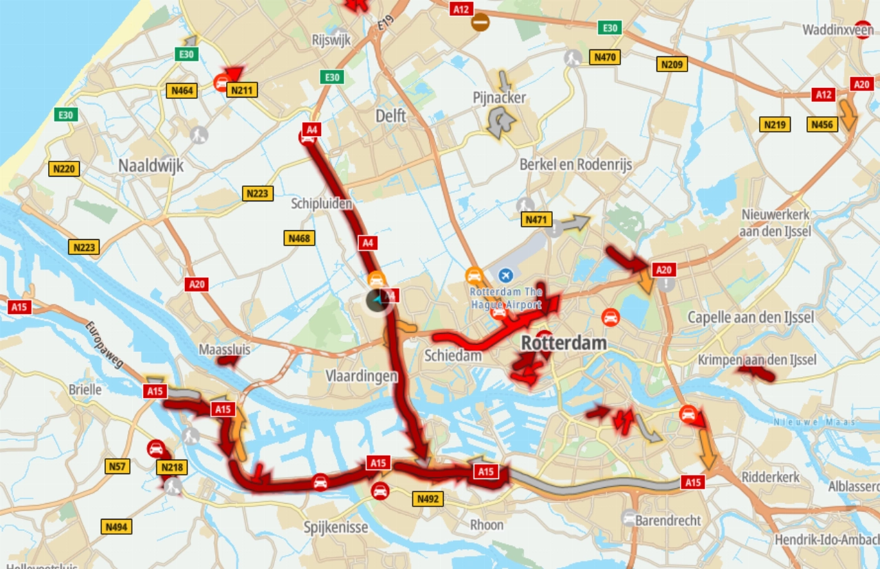 Lange files op A4 en A15 na verschillende aanrijdingen