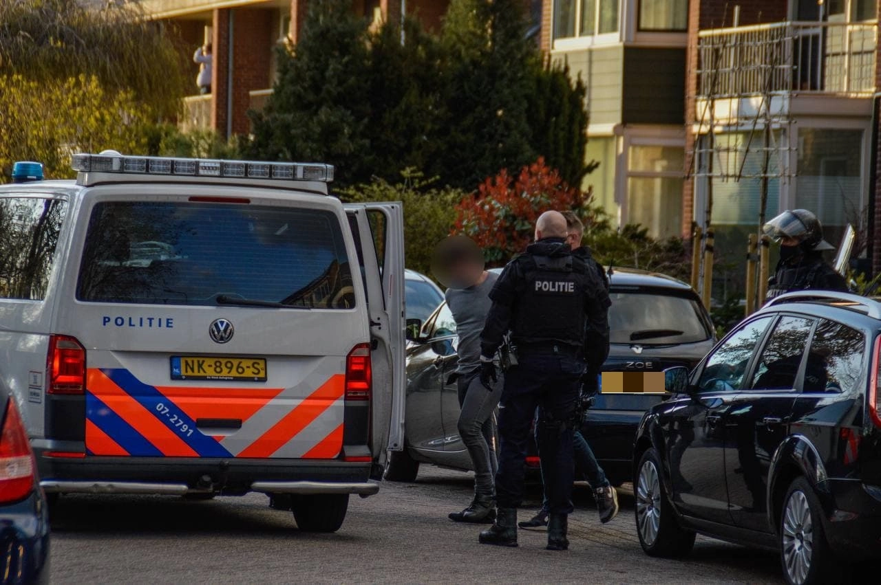 Politie valt woning aan Lijsterlaan binnen