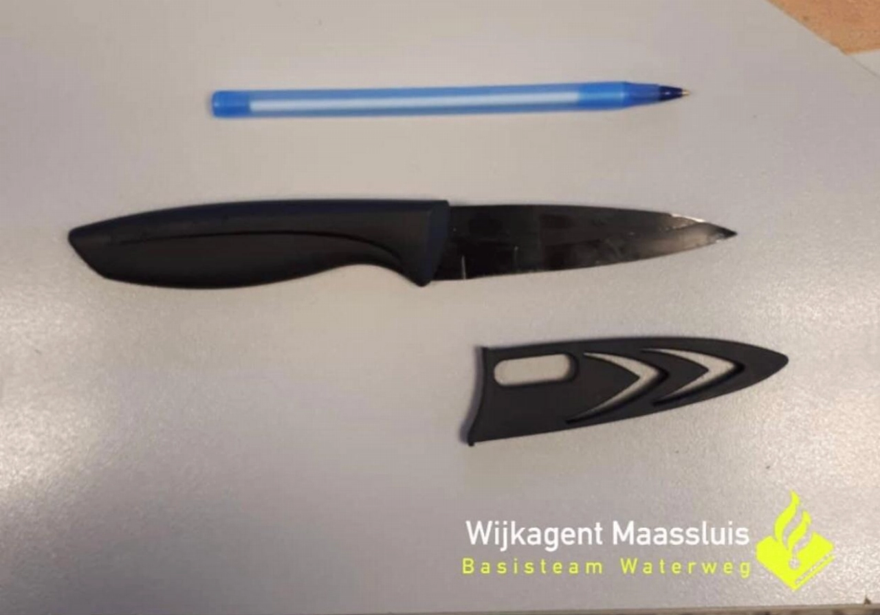 Betrapte winkeldief draagt mes bij zich