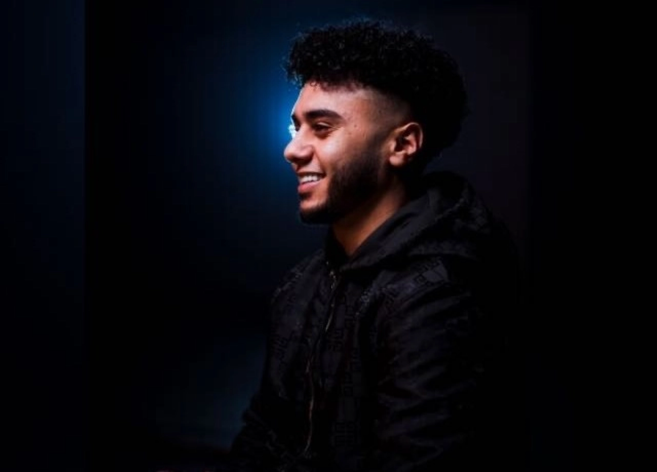 Vlaardingse rapper Nass maakt programma KF compleet