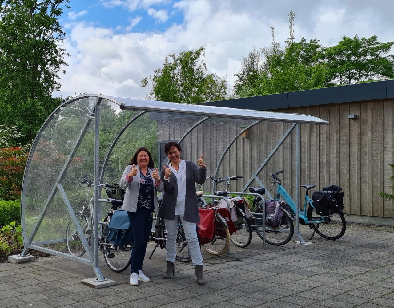 Vrijwilligers hospice de Margriet blij met overdekte fietsenstalling