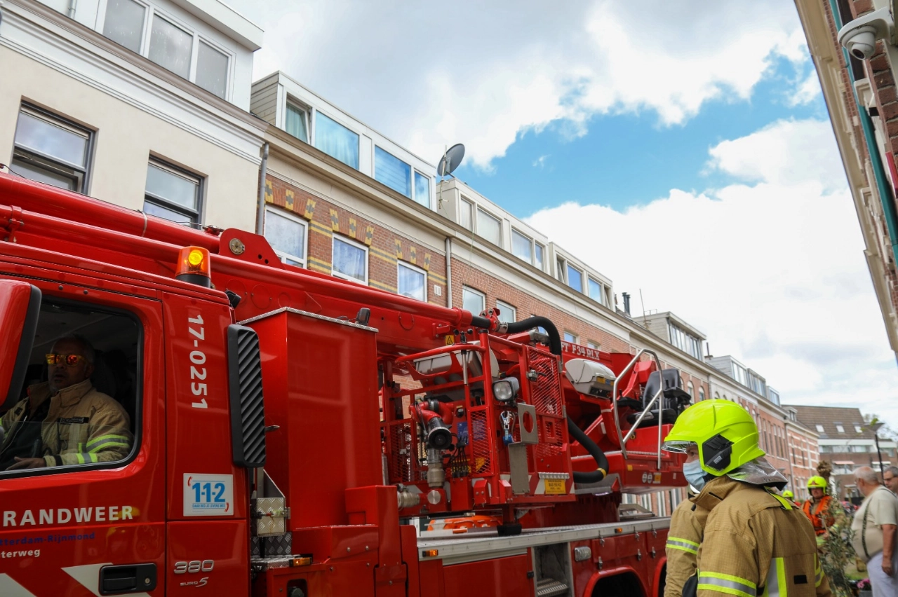 Schotelantenne valt bijna van dak door harde wind