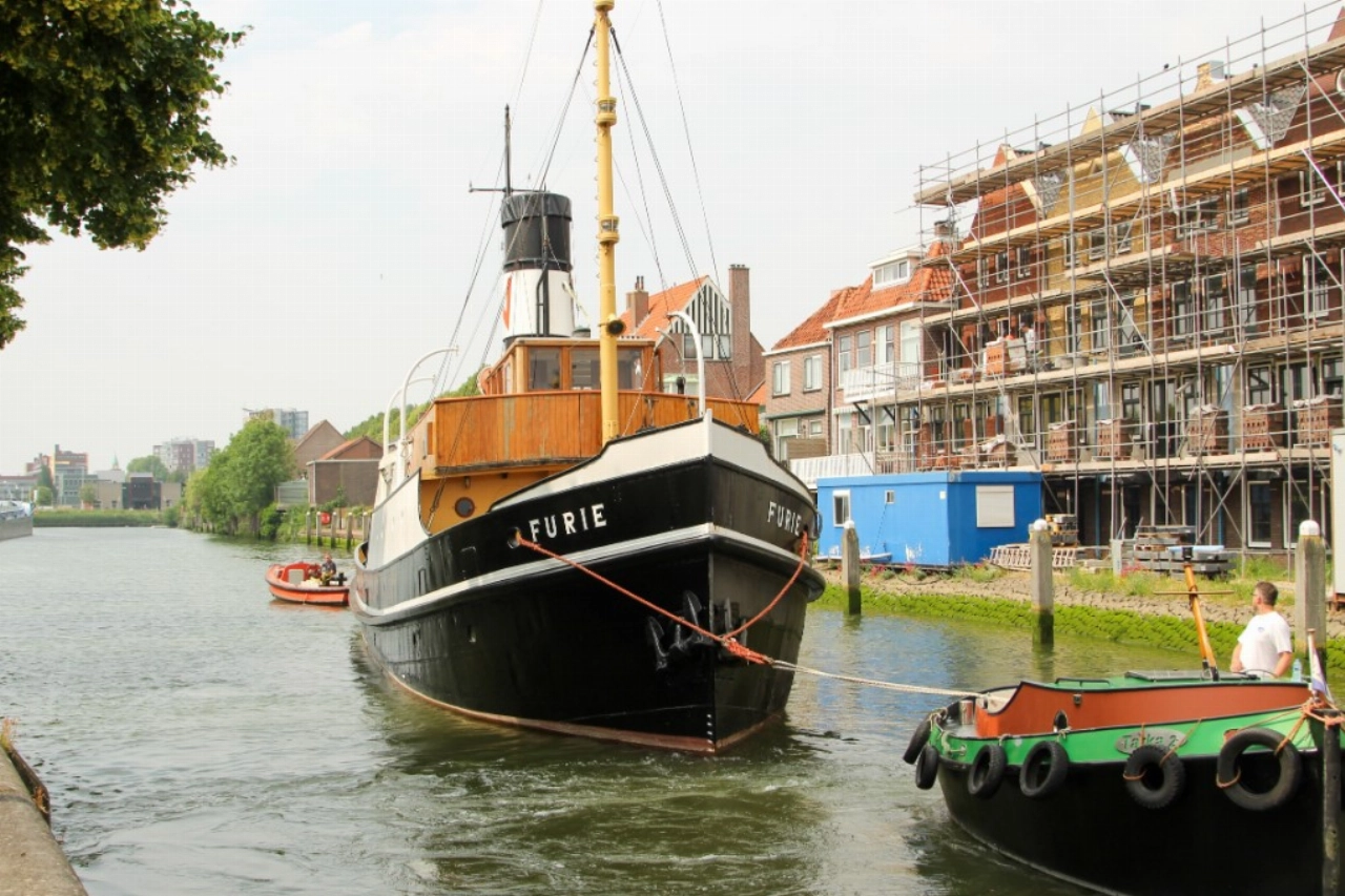 Furie naar de werf gesleept voor klein onderhoud