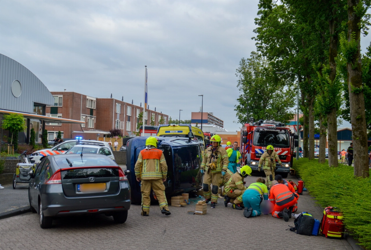 Vrouw gewond na botsing tegen geparkeerde auto