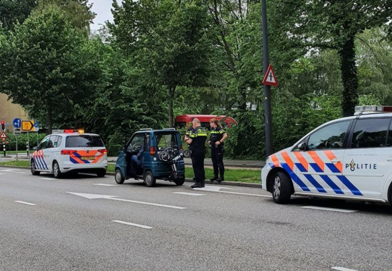 Politie haalt invalidenkarretje van de snelweg