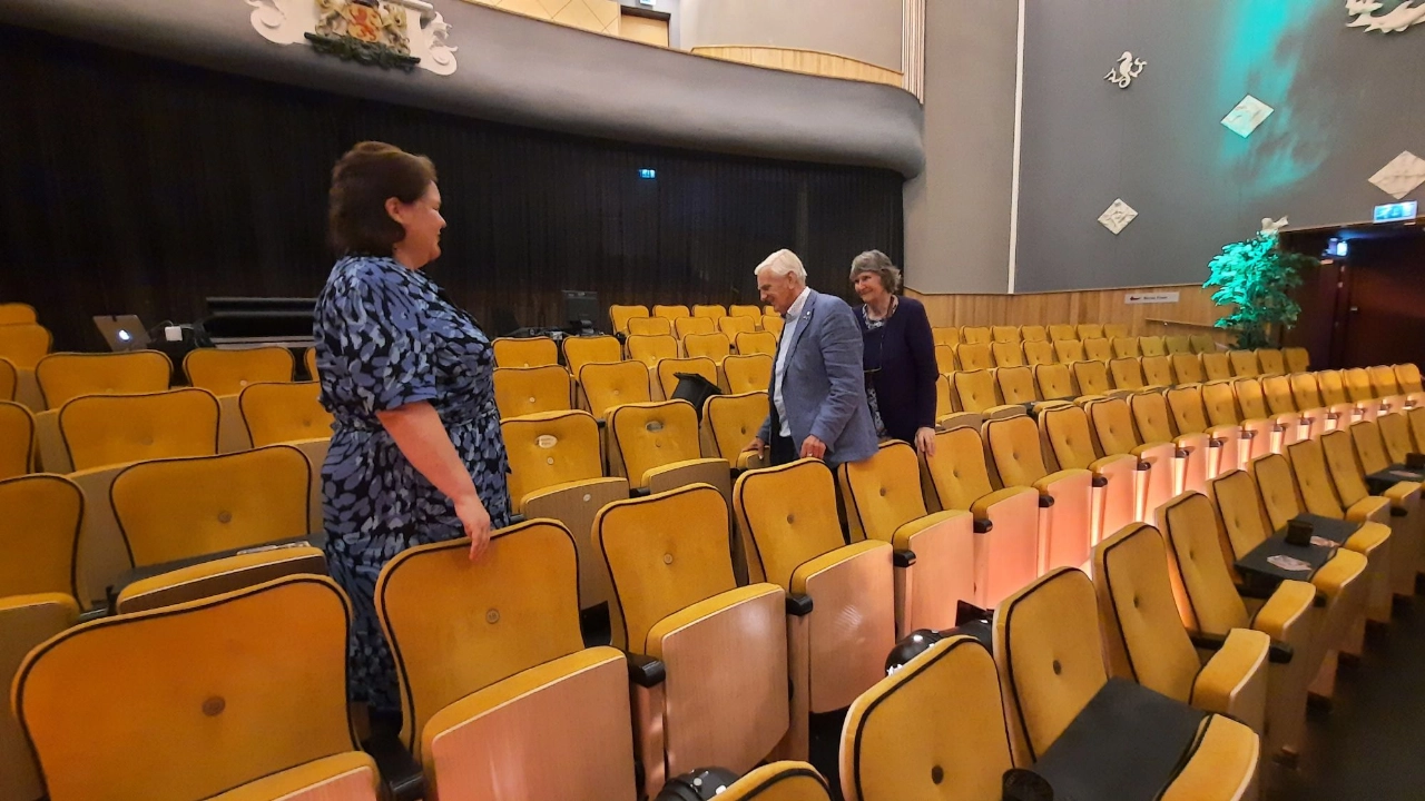 Stadsgehoorzaal onthult theaterstoelen met gouden randje