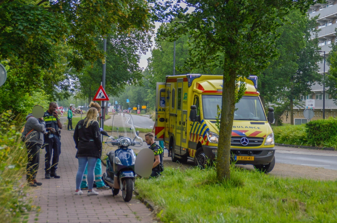 Vrouw gewond na val met scooter