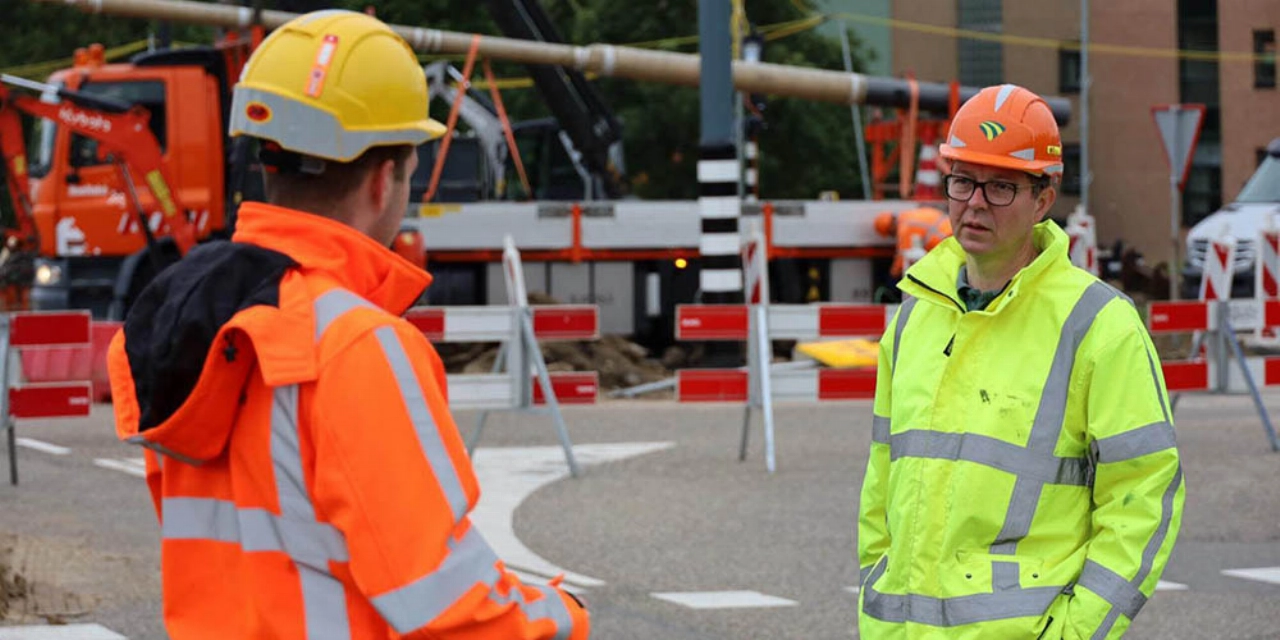 Wethouder bezoekt wegwerkzaamheden Maasdijk