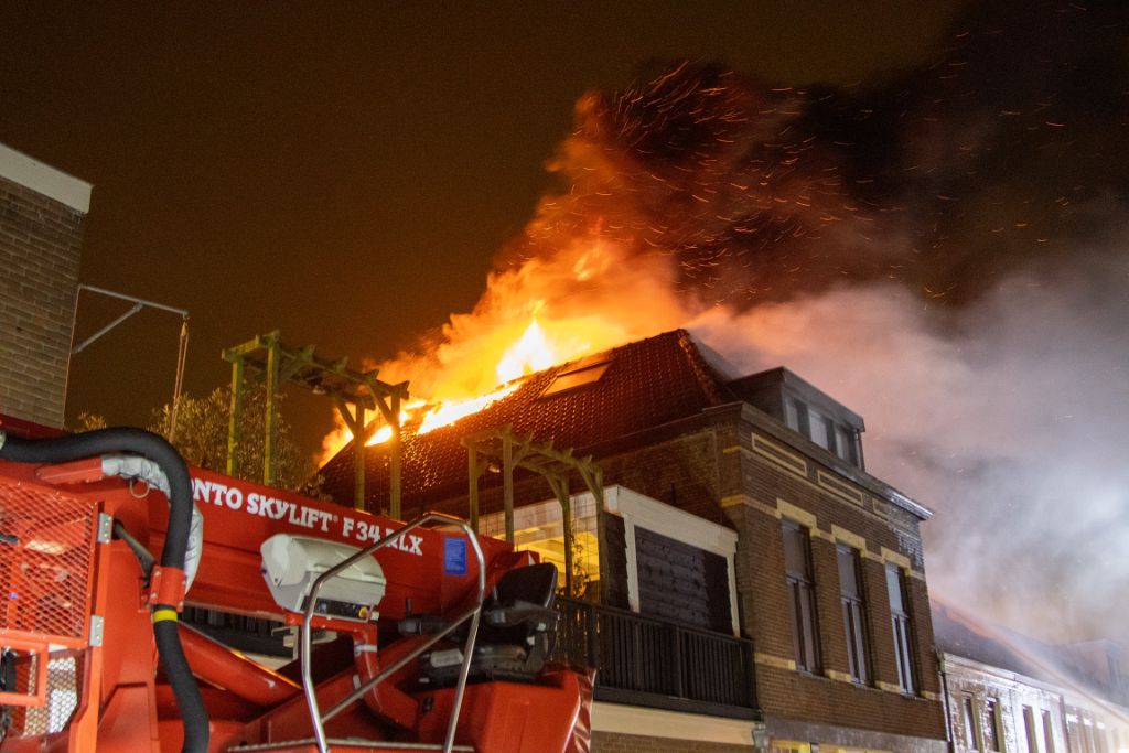 Grote brand in Maassluis, bewoners geëvacueerd