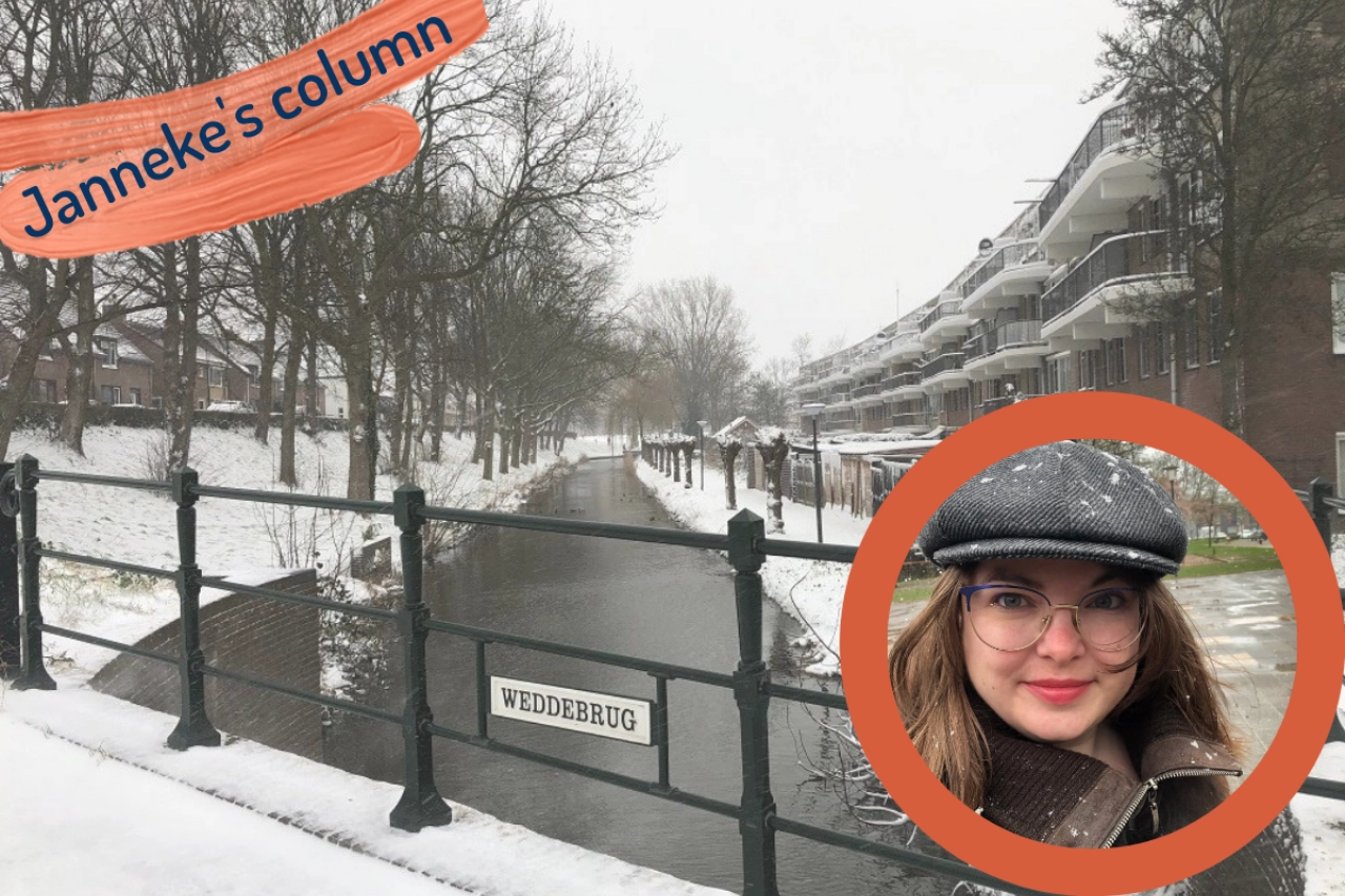 Drie zusjes op het hekje bij de Weddebrug