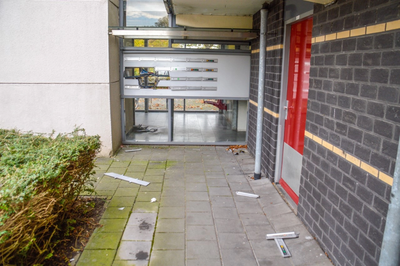 Ravage in portiek na vuurwerkexplosie Jasmijnstraat