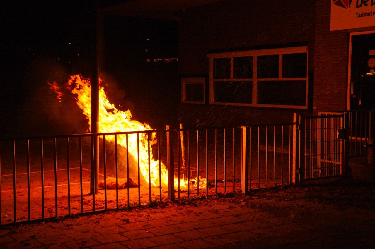 Prullenbak op schoolplein in brand gestoken