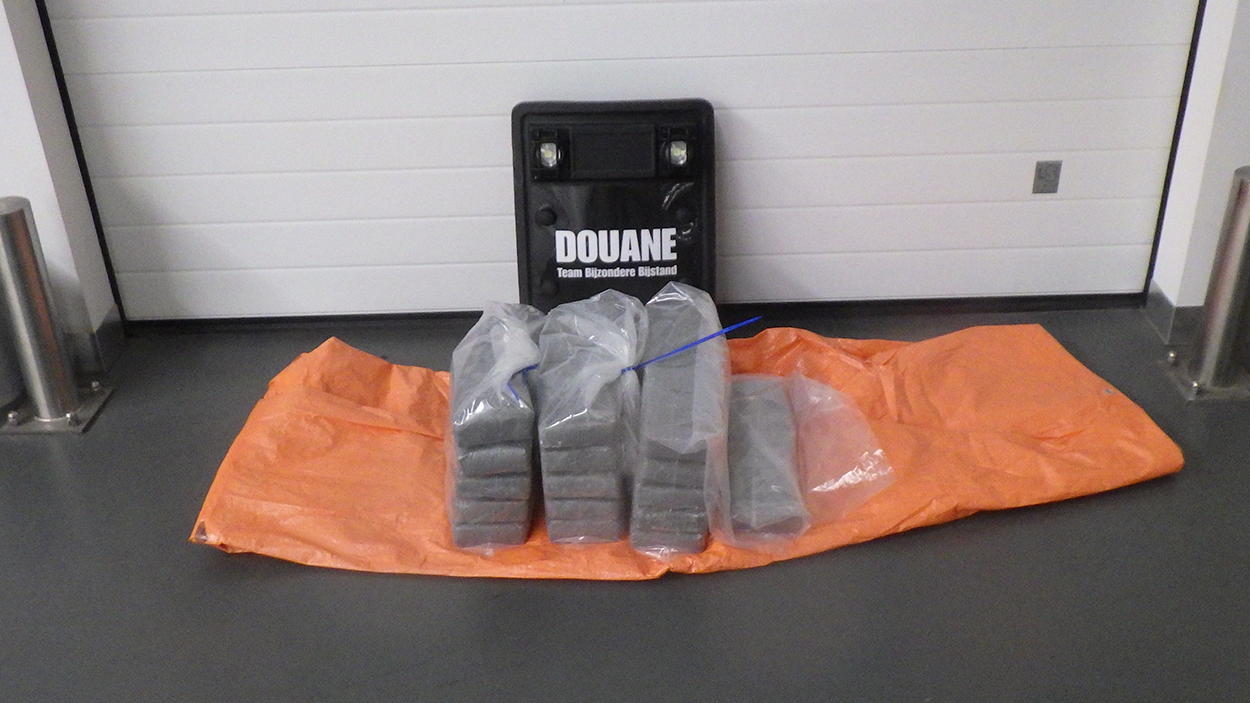 Douane vindt 32 kilo cocaïne in koelmotor