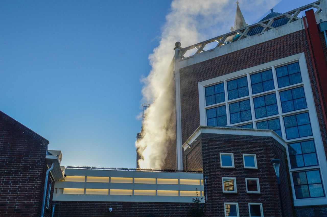 Brandweer rukt uit voor witte rook uit dak Immanuëlkerk