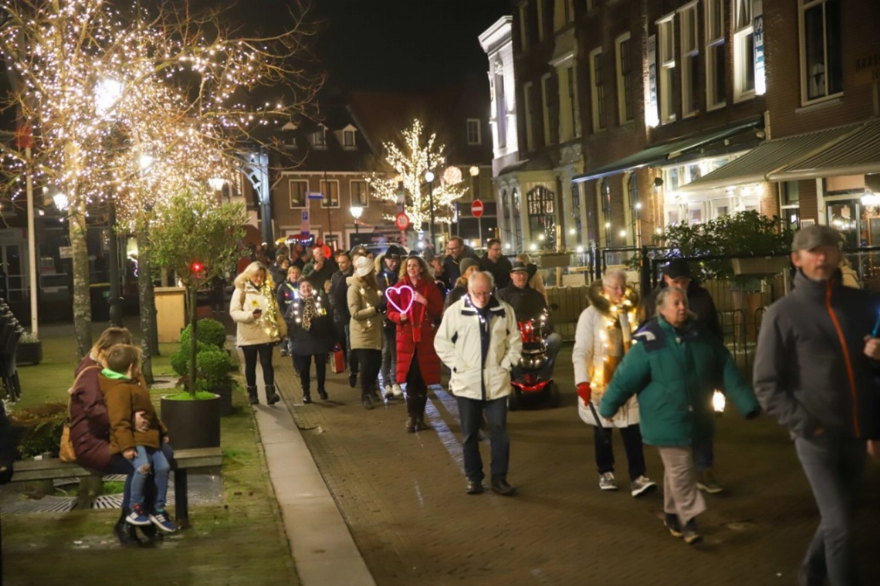 Geen fakkeloptocht maar lampjestocht