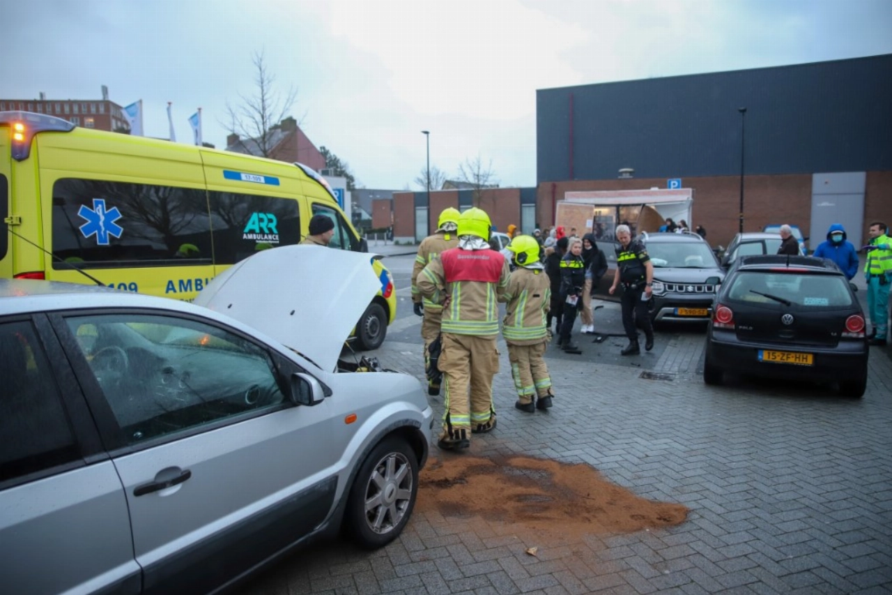 Automobilist rijdt tegen snackbarwagen en geparkeerde auto&rsquo;s