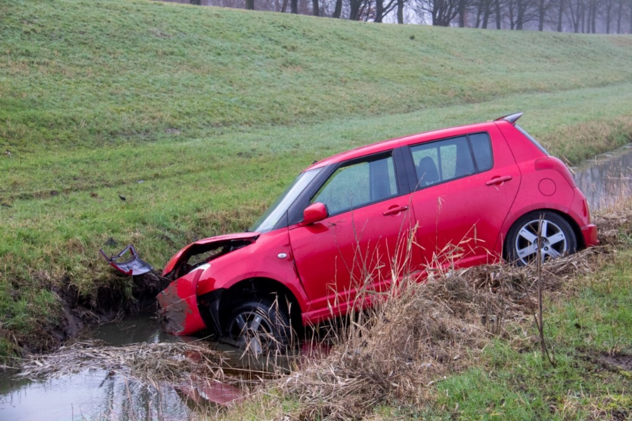 Inschattingsfoutje: automobilist belandt in sloot