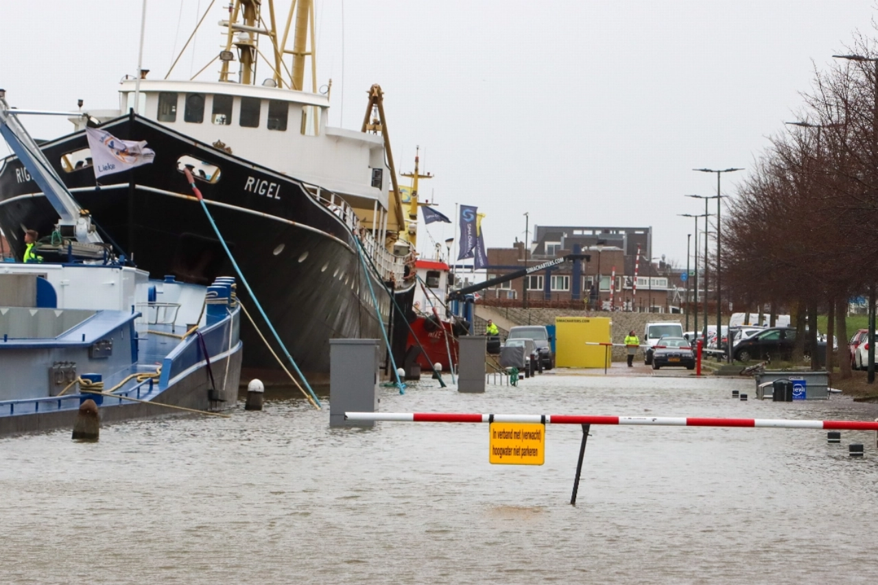 Water op de kades in Maassluis