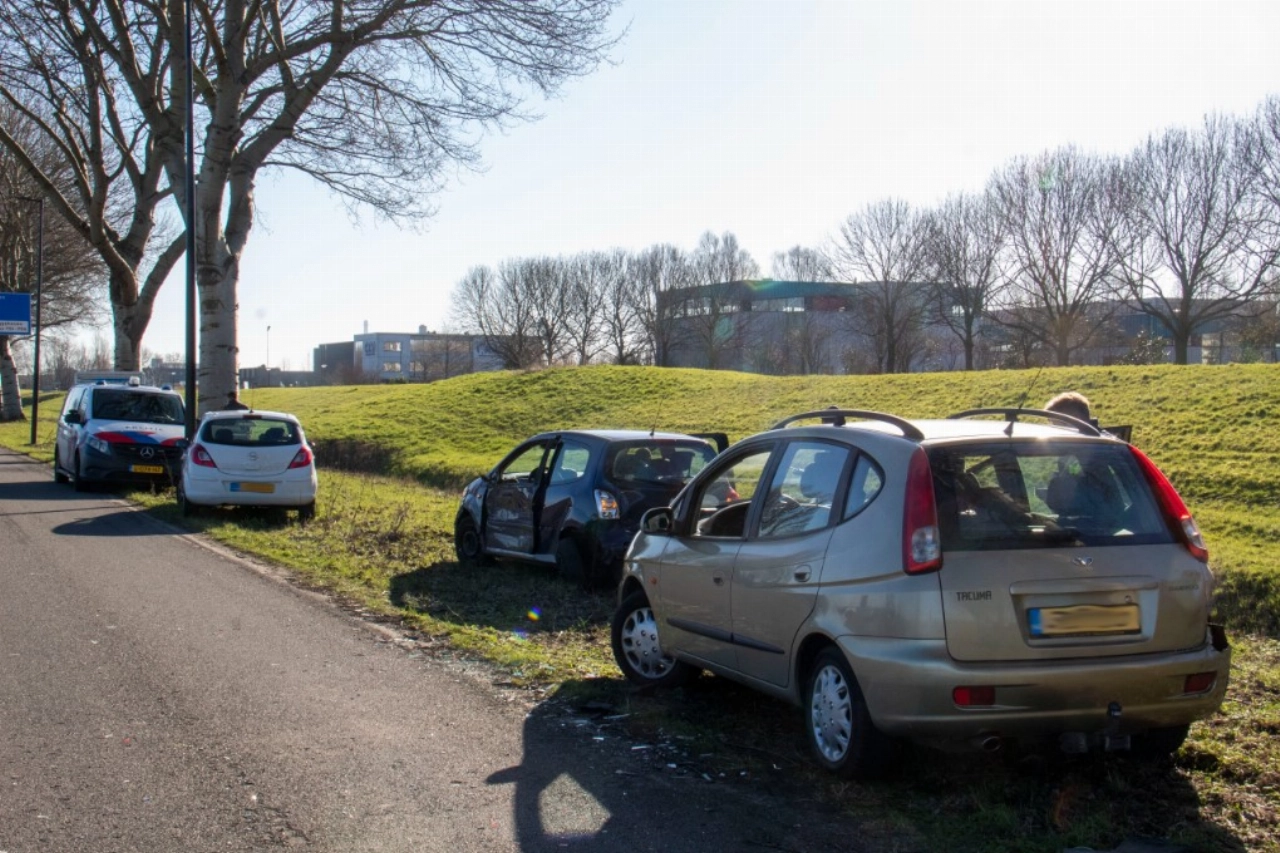Flinke schade na aanrijding op Maassluissedijk