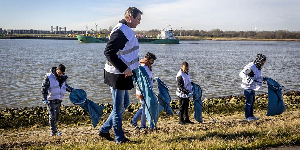 Vluchtelingen vinden hun weg in Maassluis