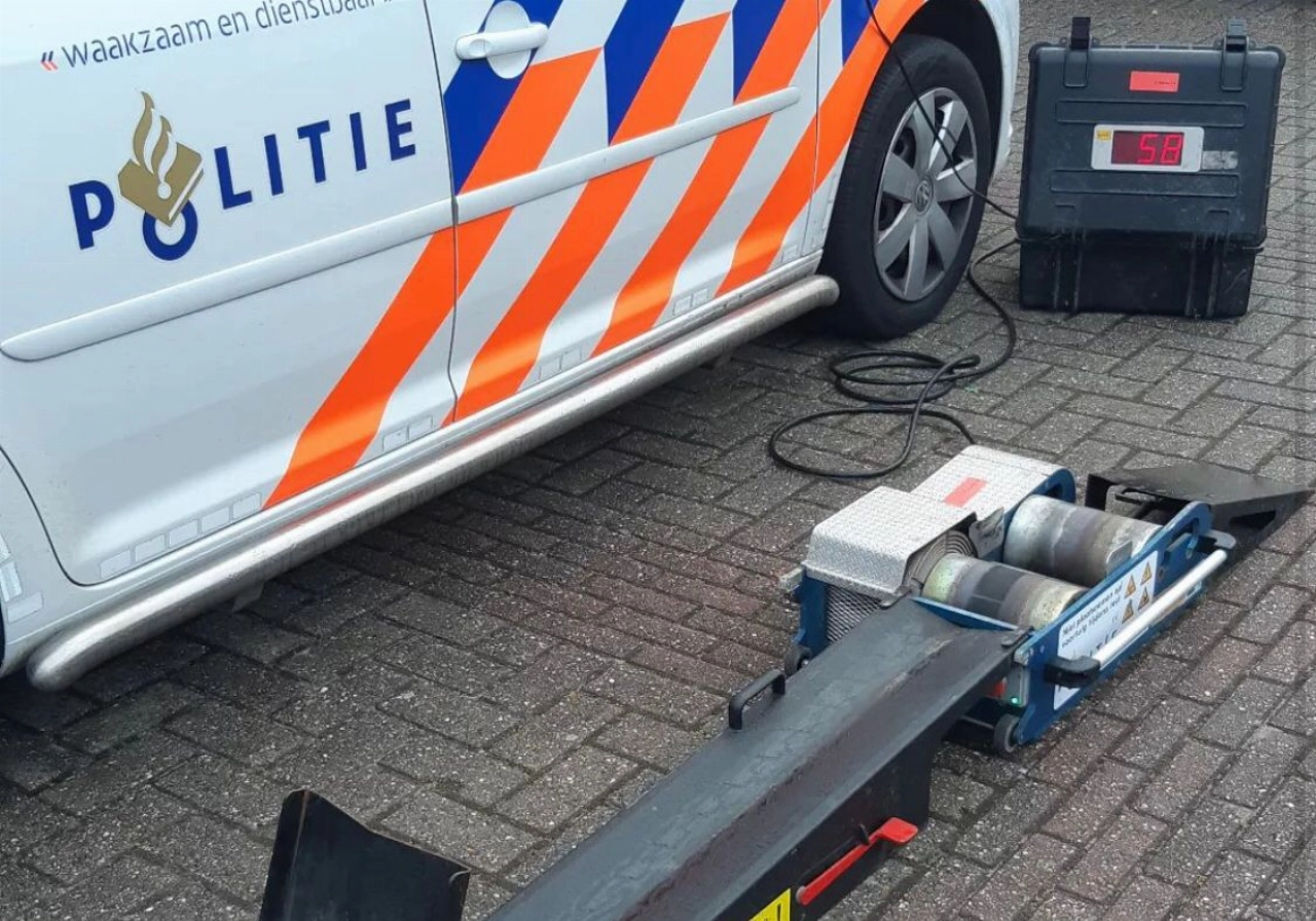 Mes aangetroffen bij bromfietscontrole in Maassluis