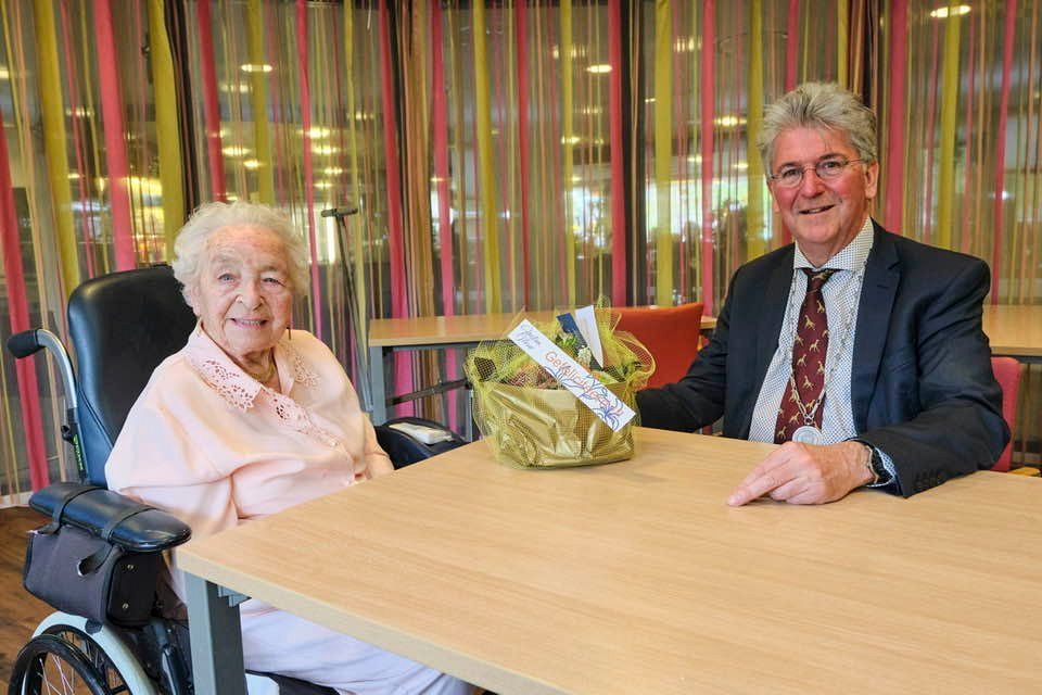 Burgemeester bezoekt 100-jarige Maassluise