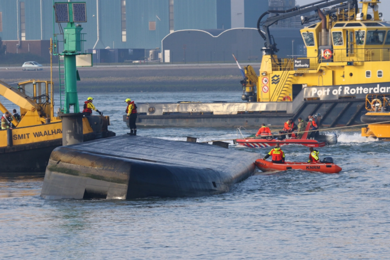 Schip gekapseisd op Nieuwe Waterweg