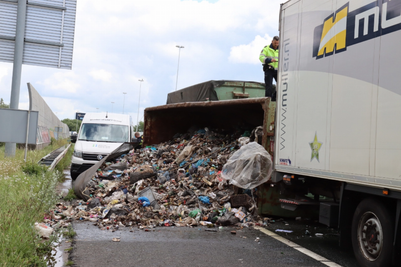 Vrachtwagen met afval gekanteld, A20 hele middag dicht