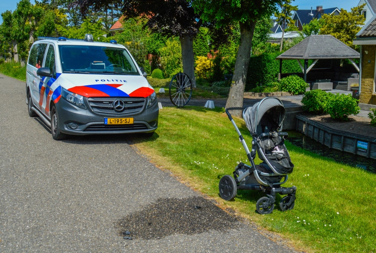 Kinderwagen rolt het water in na aanrijding Weverskade