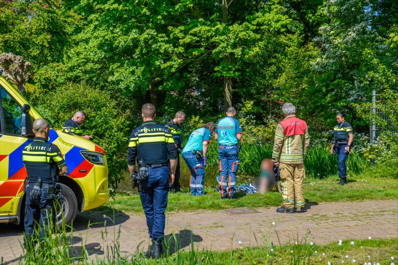 Verwarde vrouw springt in het water Wipperspark